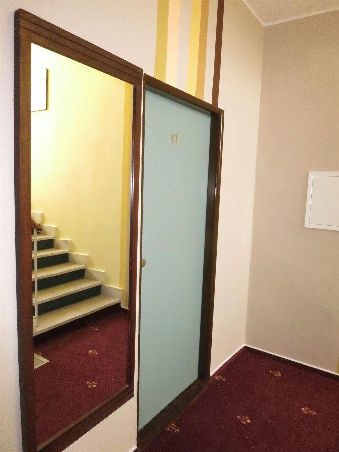 Hotel Mira Inn Prag Exteriör bild
