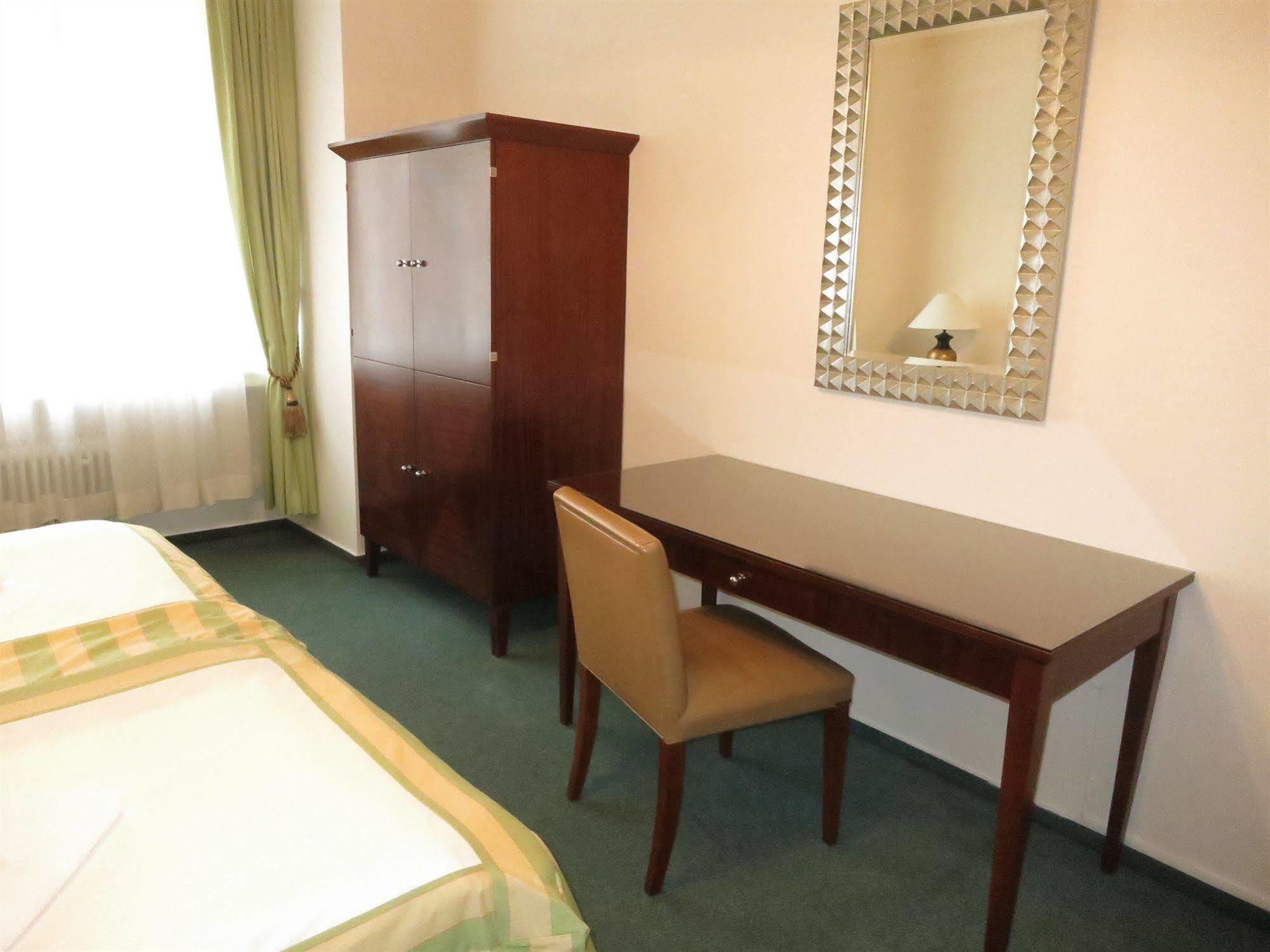 Hotel Mira Inn Prag Exteriör bild