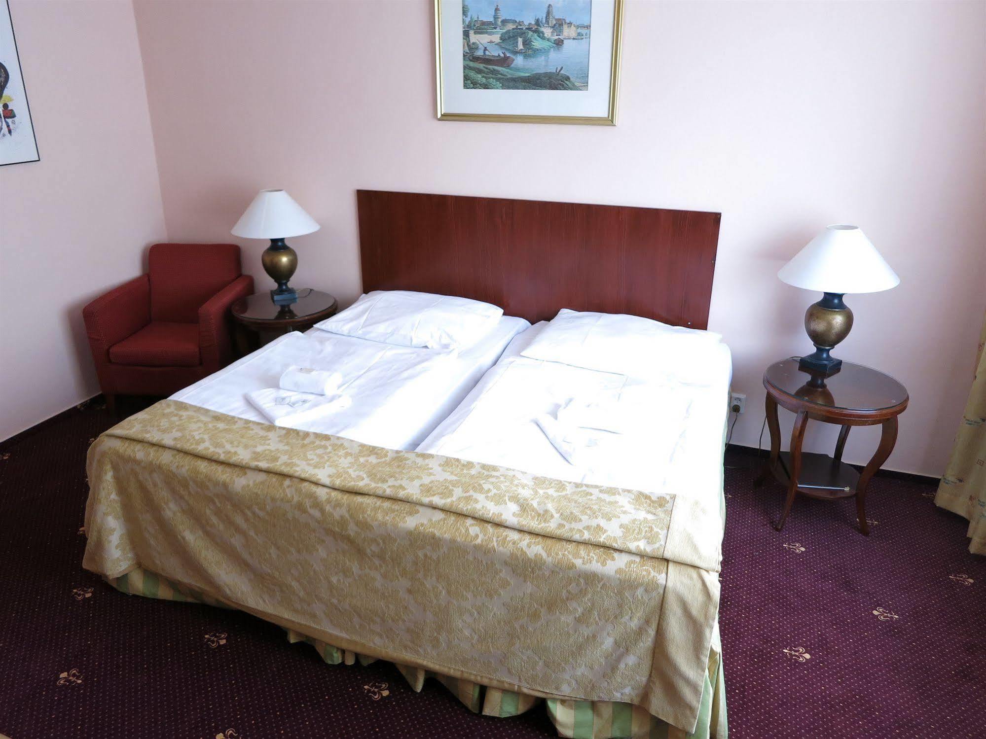 Hotel Mira Inn Prag Exteriör bild