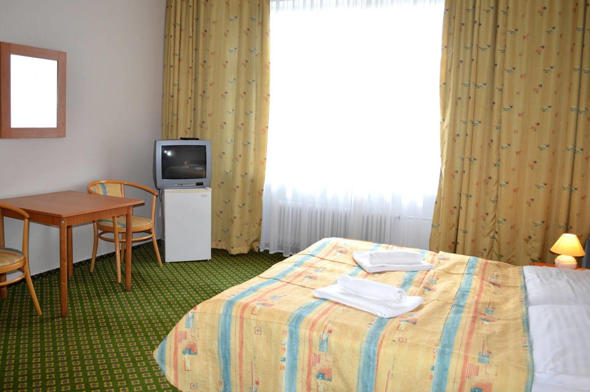 Hotel Mira Inn Prag Exteriör bild
