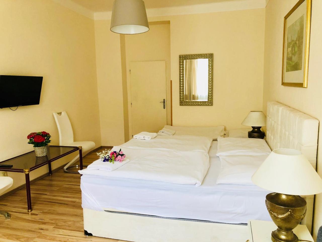 Hotel Mira Inn Prag Exteriör bild