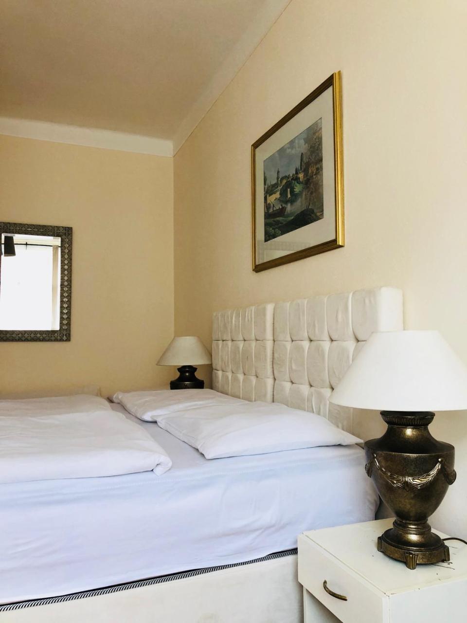 Hotel Mira Inn Prag Exteriör bild